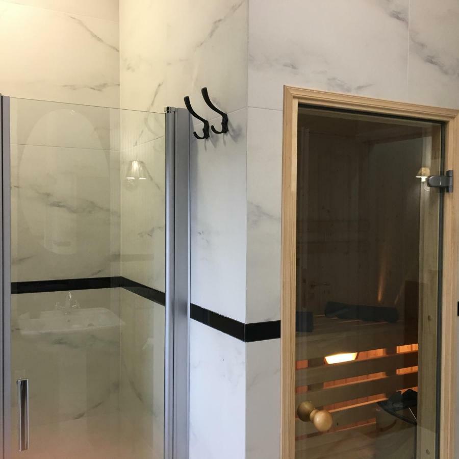 Family & Business Sauna Apartments Sienkiewicza No1 Centrum Plac Lliteratow- Piekny Apartament - 1 Bedroom With Private Sauna, Bath With Hydromassage, Parking キェルツェ エクステリア 写真